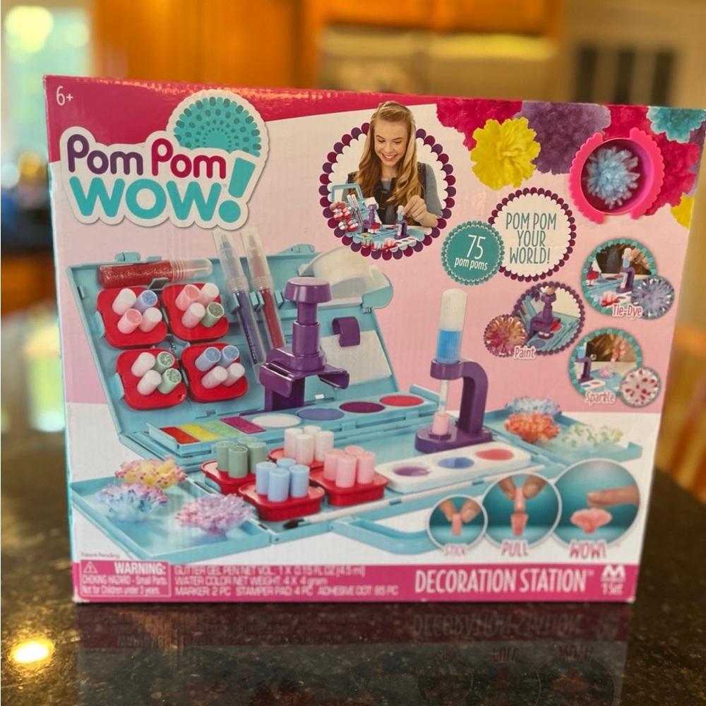 Pom Pom Wow Decoration Station